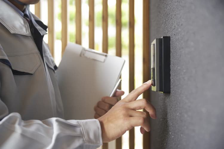 入間市｜点検訪問詐欺に注意！契約前後の正しい対応と実例で学ぶ回避策01｜埼玉県｜屋根工事｜雨漏り工事｜外壁工事｜屋根｜外壁｜CHIKAZAWA｜所沢市、狭山市、川越市、東村山市の地域密着型施工会社｜外壁工事、屋根工事、塗装工事、雨樋工事、内装工事を中心とした施工が得意な職人集団です！所沢市、狭山市、川越市、東村山市のお客様とお客様の住まいについて一緒に考えるアットホームな施工会社です。